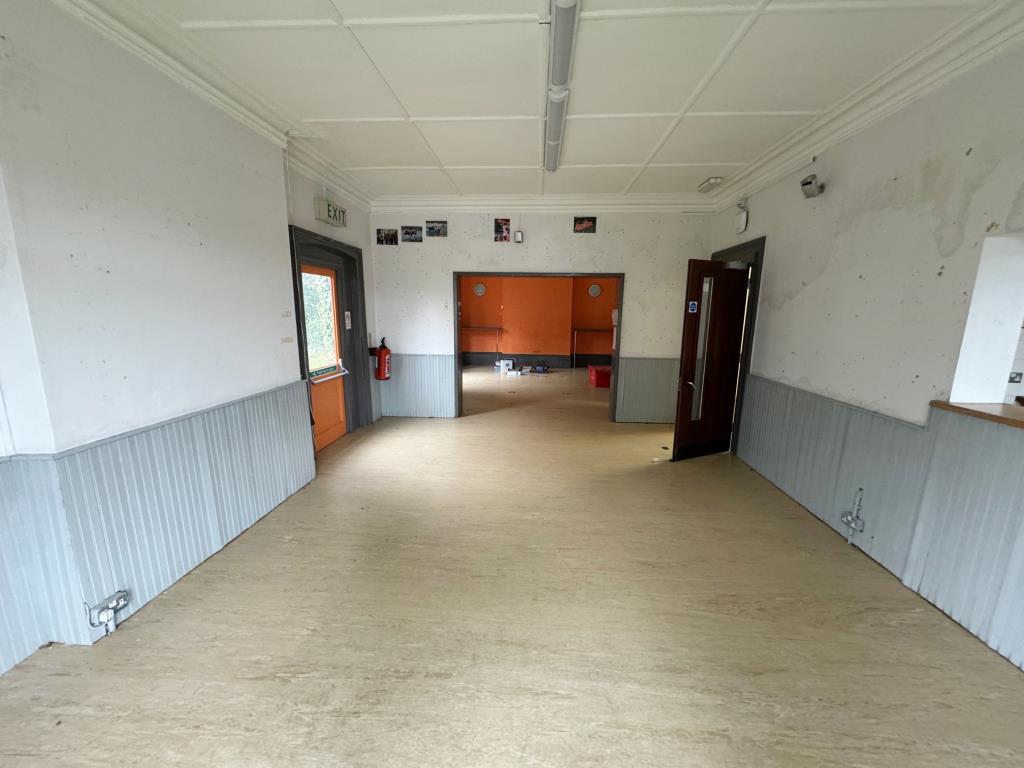 Lot: 91 - SUBSTANTIAL BUILDING WITH ATTACHED SPORTS HALL AND PARKING WITH POTENTIAL - Ground floor room